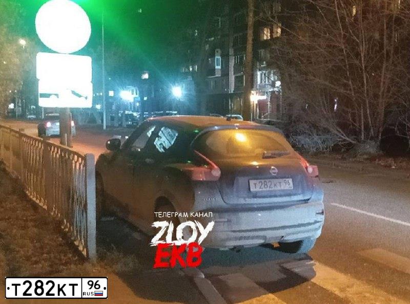 Фото автомобиля NISSAN JUKE, 2011 — госномер Т282КТ96. Цвет: ЧЕРНЫЙ