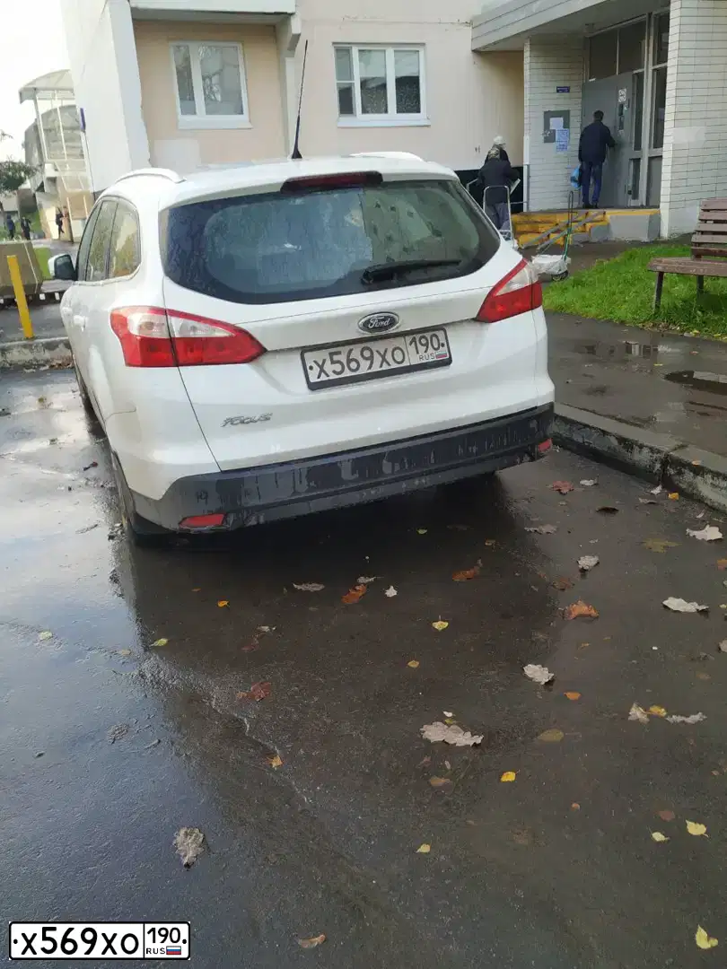 Фото автомобиля FORD FOCUS, 2012 — госномер Р262ЕК40. Цвет: Белый