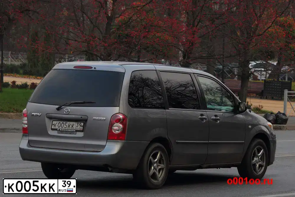 Фото автомобиля MAZDA MPV, 2004 — госномер К005КК39. Цвет: Серый