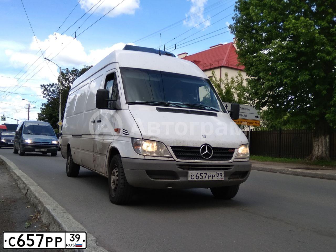 Фото автомобиля MERCEDES SPRINTER, 2013 — госномер С657РР39. Цвет: Белый