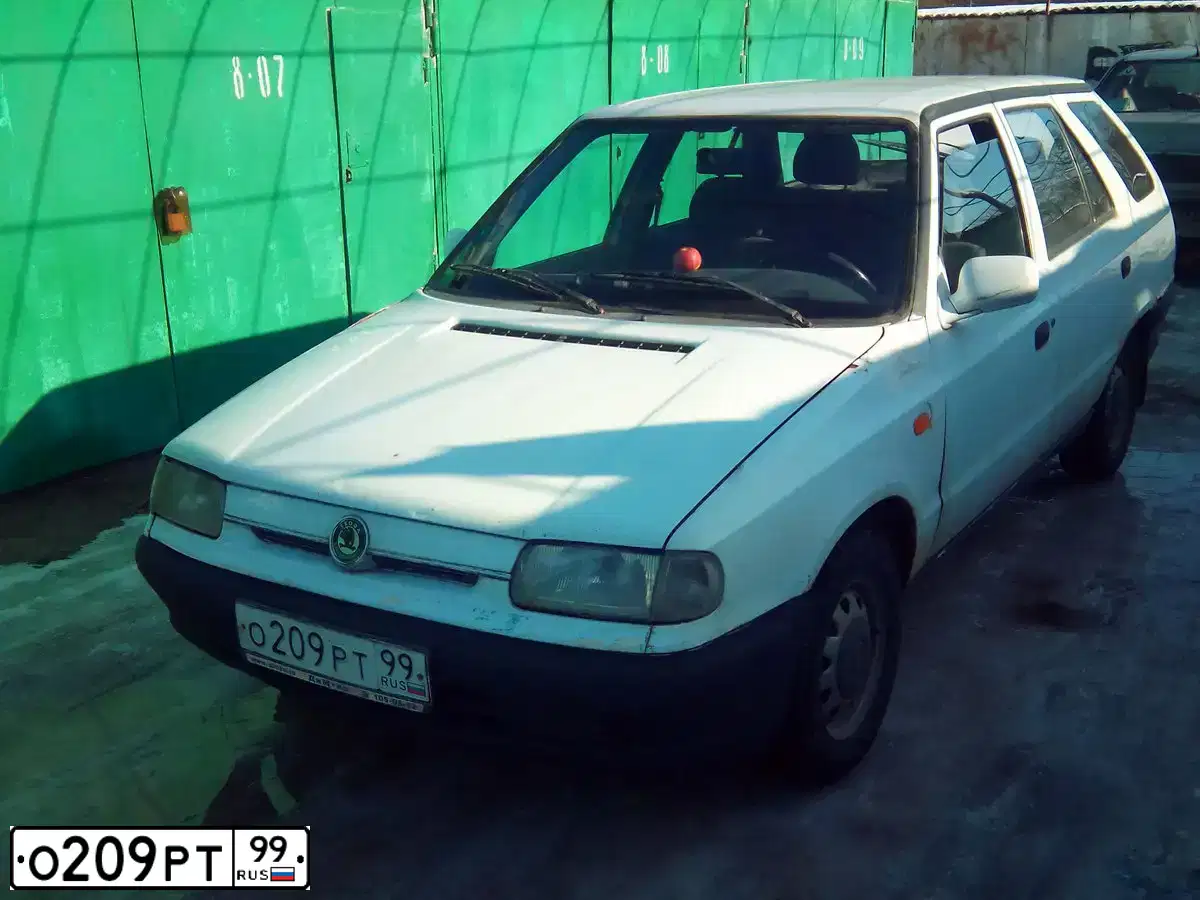 Фото автомобиля SKODA FELICIA, 1996 — госномер М121ОК77. Цвет: БЕЛЫЙ