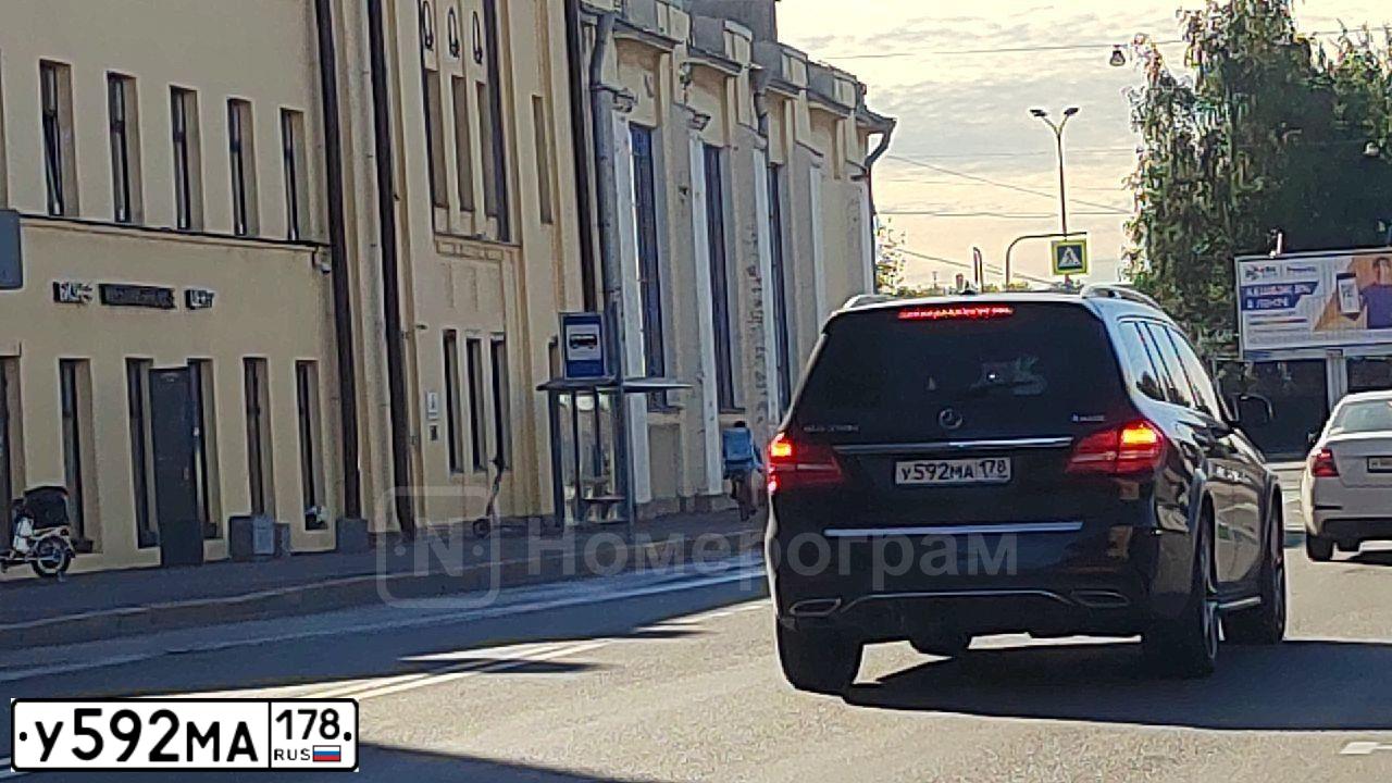 Фото автомобиля MERCEDES GL-KLASSE, 2016 — госномер У592МА178. Цвет: ЧЕРНЫЙ
