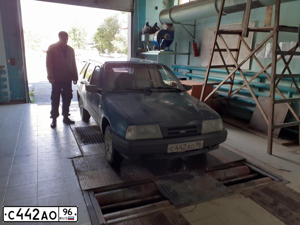 Фото автомобиля IZH 2126, 2002 — госномер Х433АВ196. Цвет: синий