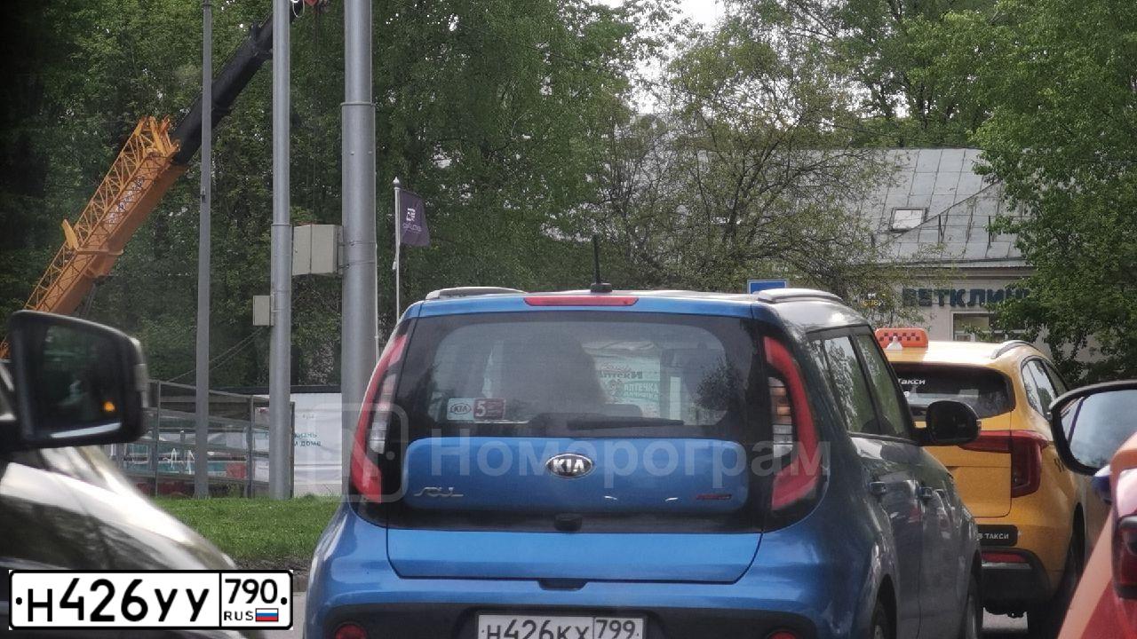 Фото автомобиля AUDI Q7, 2009 — госномер Т155АК777. Цвет: Белый