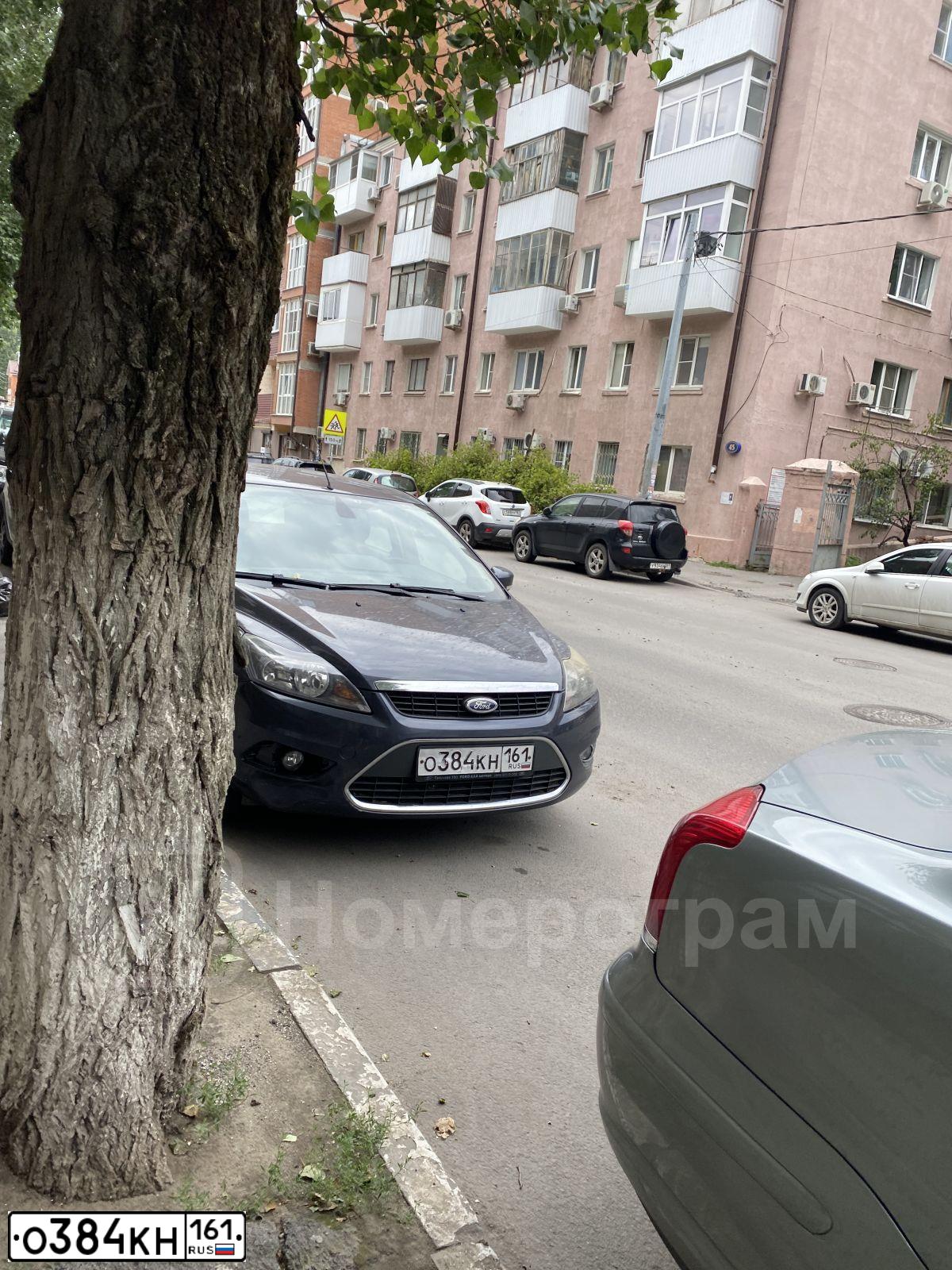 Фото автомобиля FORD FOCUS, 2010 — госномер О384КН161. Цвет: Т.СЕРЫЙ
