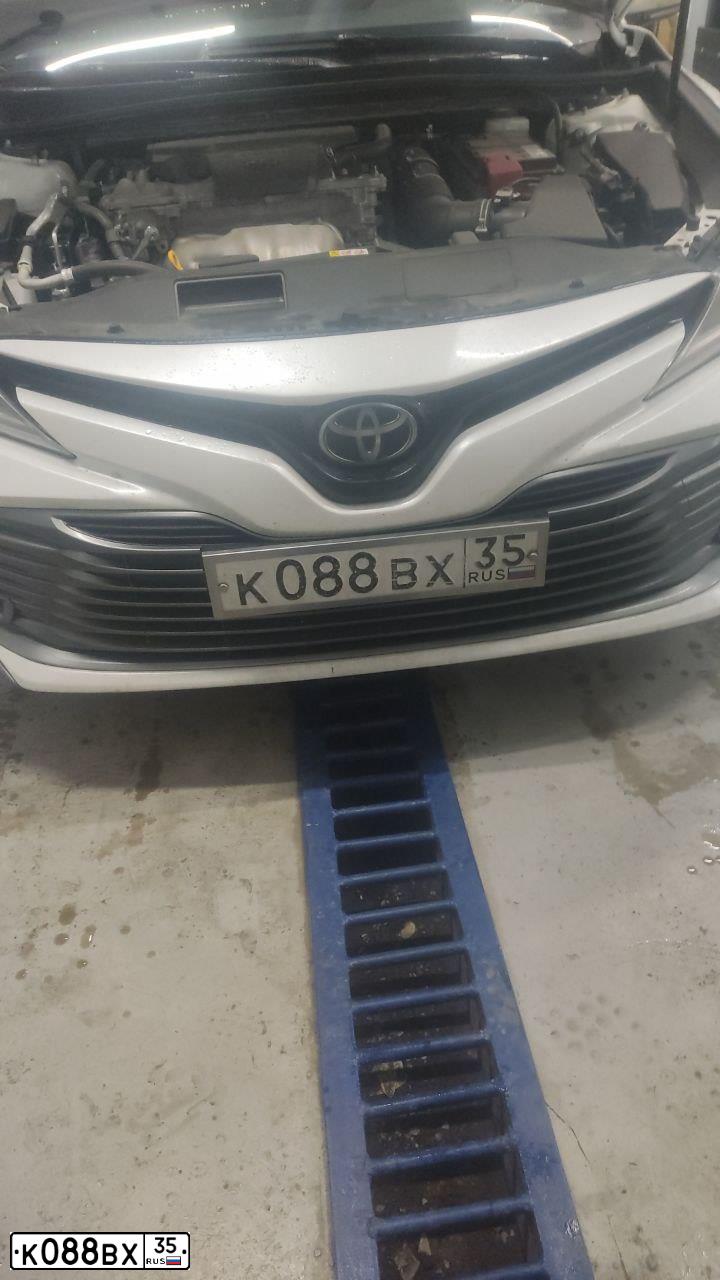 Фото автомобиля TOYOTA CAMRY, 2018 — госномер Е045ЕС15. Цвет: БЕЛЫЙ ПЕРЛАМУТР
