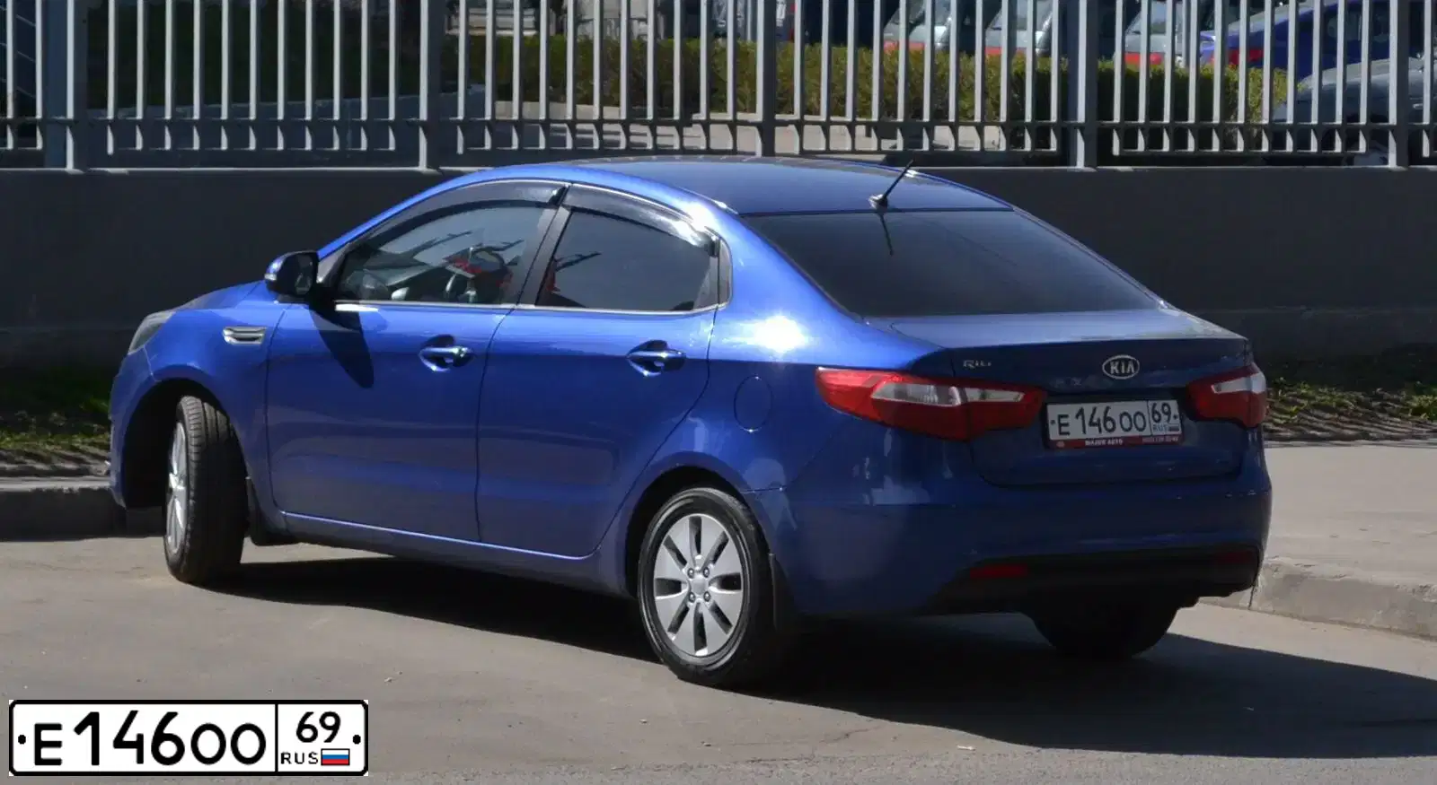 Фото автомобиля KIA RIO, 2012 — госномер Е146ОО69. Цвет: синий