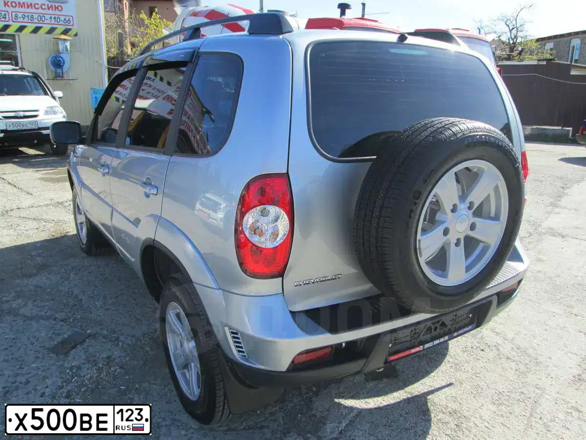 Фото автомобиля CHEVROLET NIVA, 2012 — госномер Х500ВЕ123. Цвет: ЯРКО-БЕЛЫЙ
