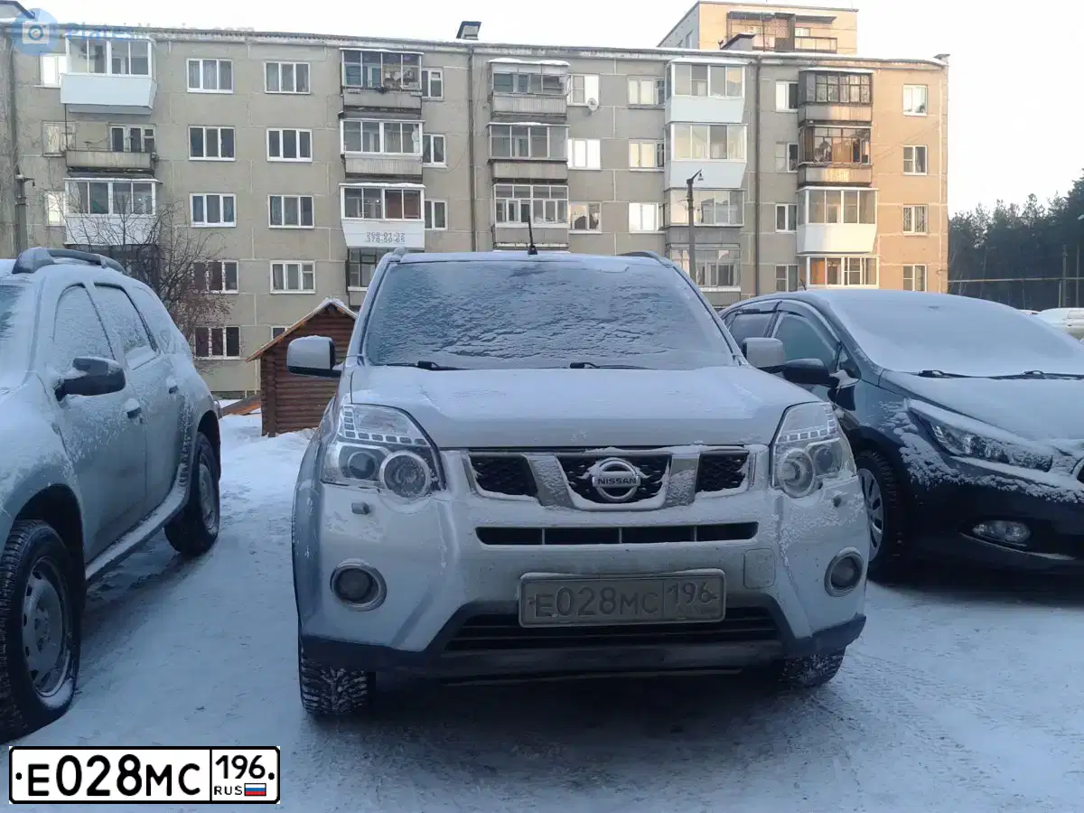 Фото автомобиля NISSAN X-TRAIL, 2011 — госномер Е028МС196. Цвет: СЕРЕБРИСТЫЙ