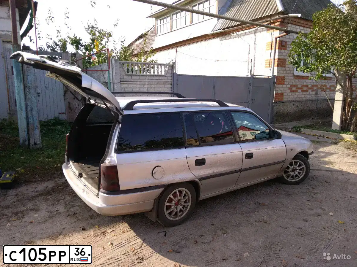 Фото автомобиля OPEL ASTRA, 1997 — госномер Н863ТА97. Цвет: Серебристый