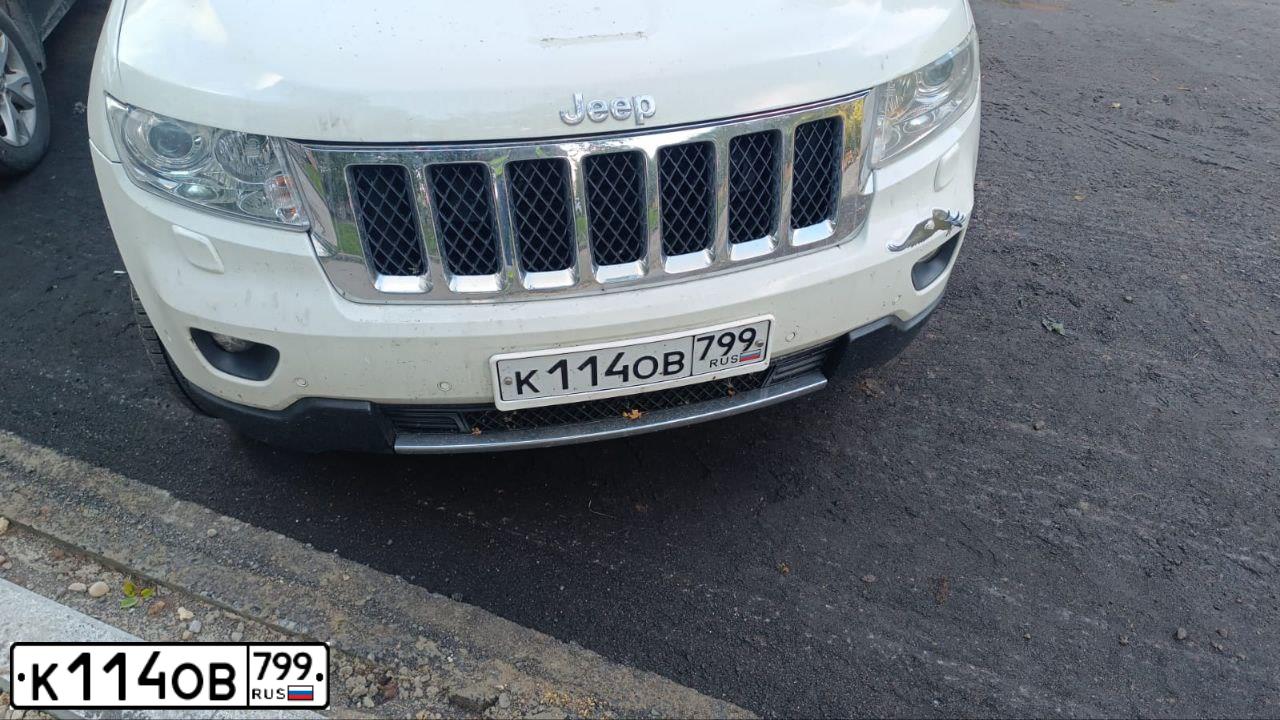 Фото автомобиля JEEP GRAND CHEROKEE, 2012 — госномер К114ОВ799. Цвет: Белый