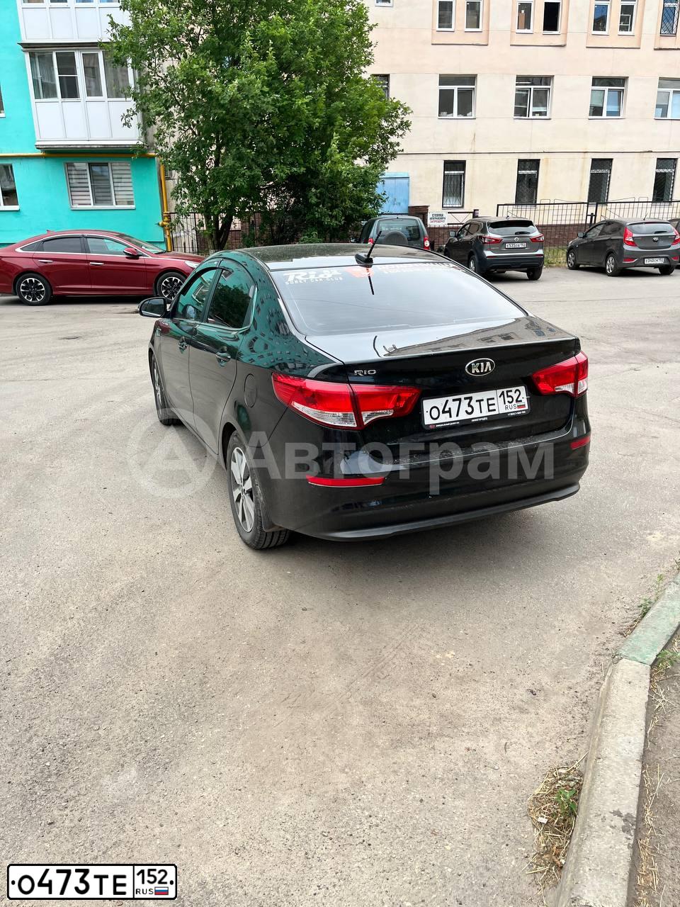 Фото автомобиля KIA RIO, 2017 — госномер О473ТЕ152. Цвет: ЧЕРНЫЙ