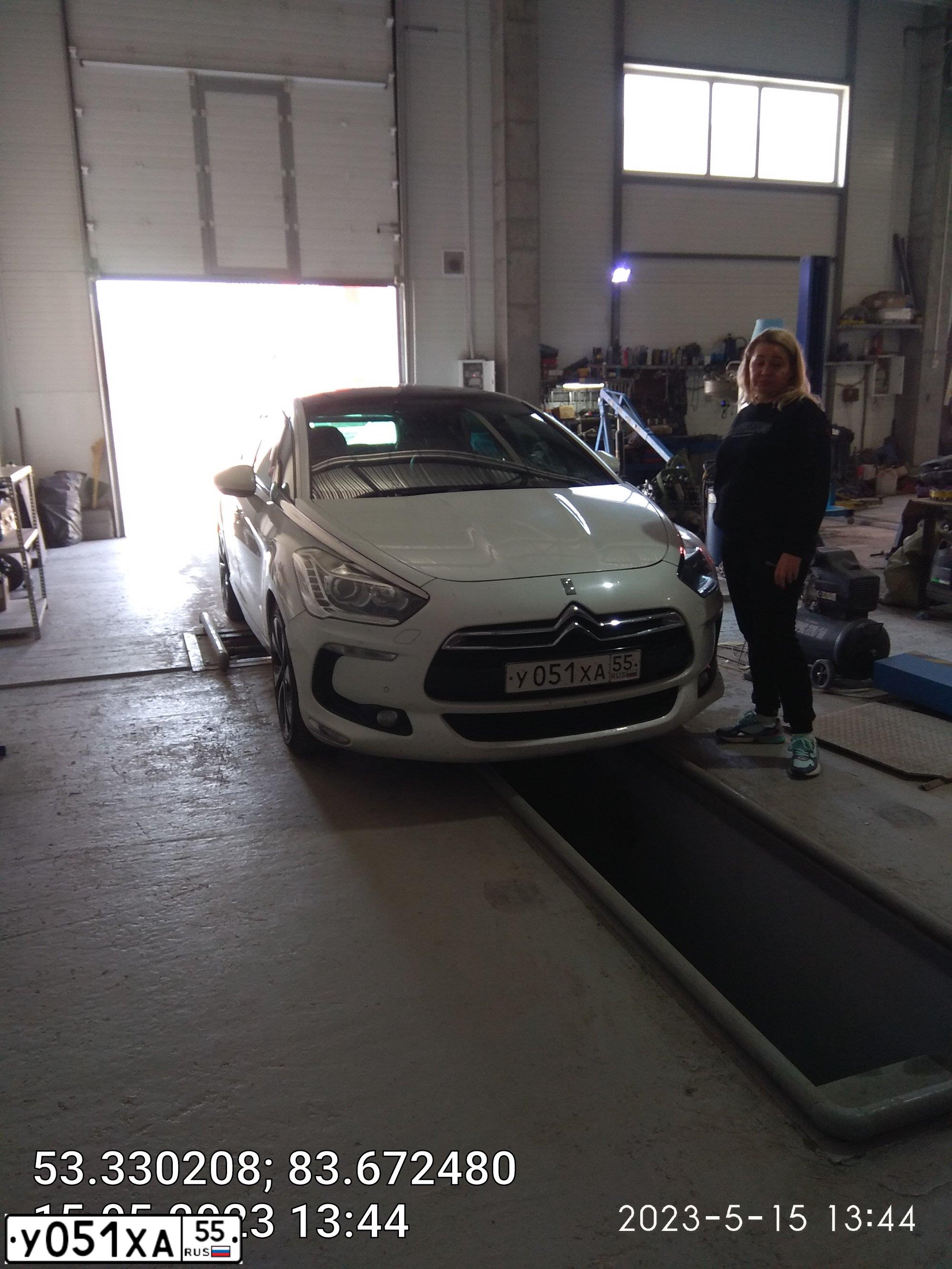 Фото автомобиля CITROEN DS5, 2012 — госномер В379ХА122. Цвет: Белый