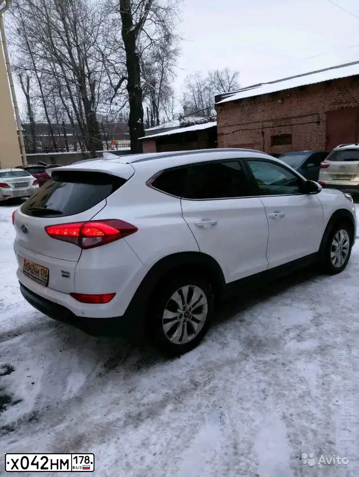 Фото автомобиля HYUNDAI TUCSON, 2017 — госномер Х042НМ178. Цвет: Белый