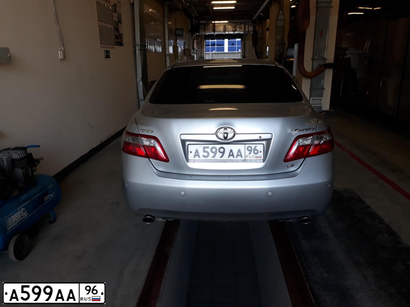 Фото автомобиля TOYOTA CAMRY, 2006 — госномер А037АА96. Цвет: серебристый