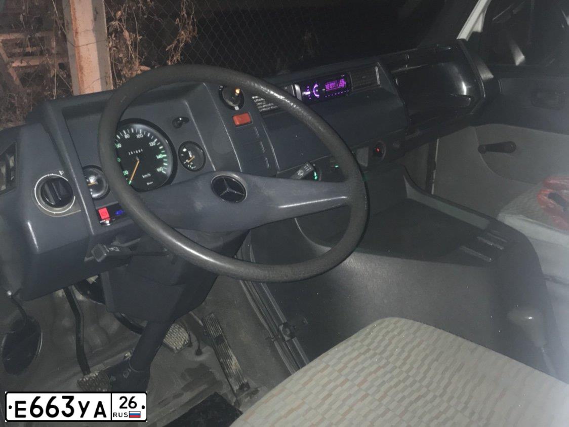 Фото автомобиля MERCEDES MB 100, 1990 — госномер Е663УА26. Цвет: Белый
