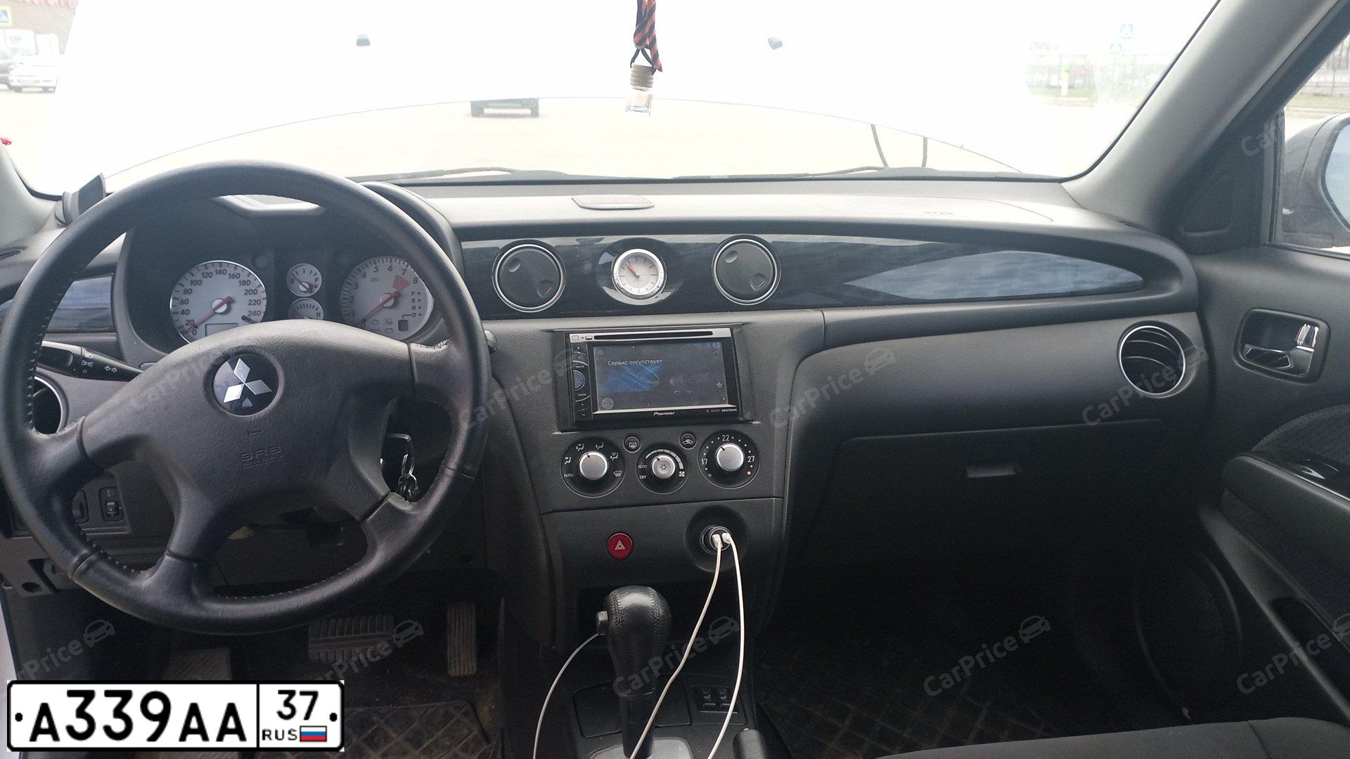 Фото автомобиля MITSUBISHI OUTLANDER, 2004 — госномер Х118КВ977. Цвет: СЕРЫЙ