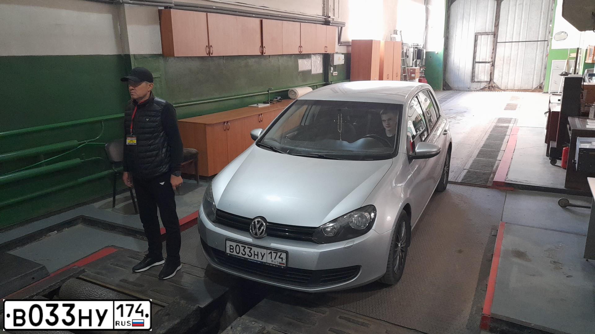 Фото автомобиля VOLKSWAGEN GOLF, 2011 — госномер В827КН774. Цвет: Серебристый