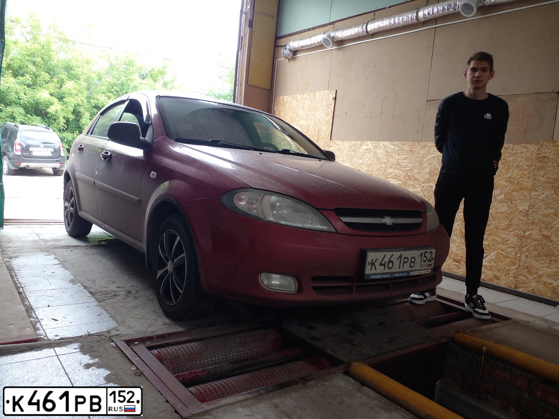 Фото автомобиля CHEVROLET LACETTI, 2010 — госномер К393УО164. Цвет: Красный