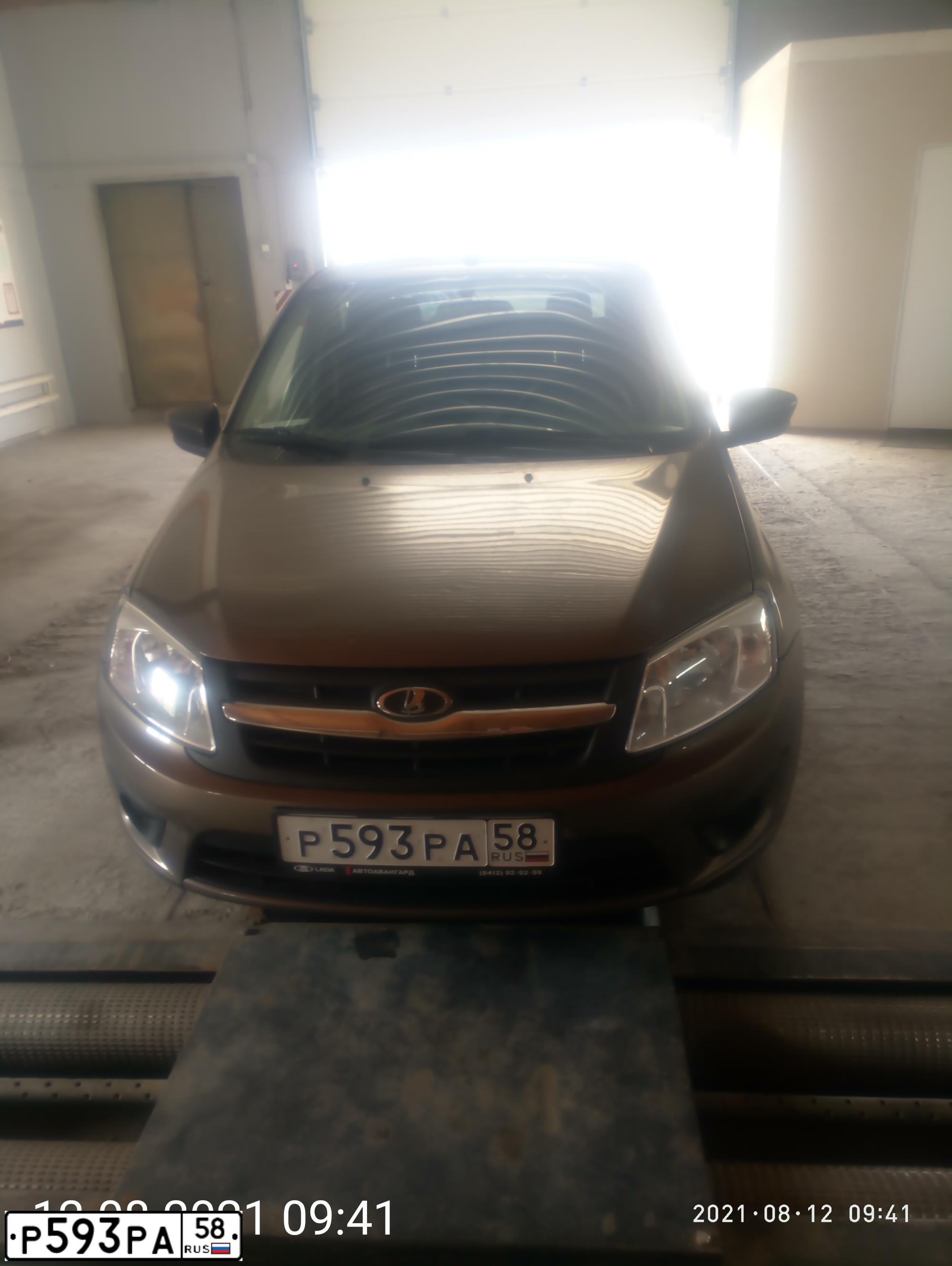 Фото автомобиля LADA 2190 GRANTA, 2018 — госномер Р593РА58. Цвет: Золотисто-коричневый