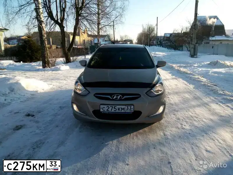 Фото автомобиля HYUNDAI SOLARIS, 2011 — госномер Е520РЕ33. Цвет: БЕЖЕВО-СЕРЫЙ