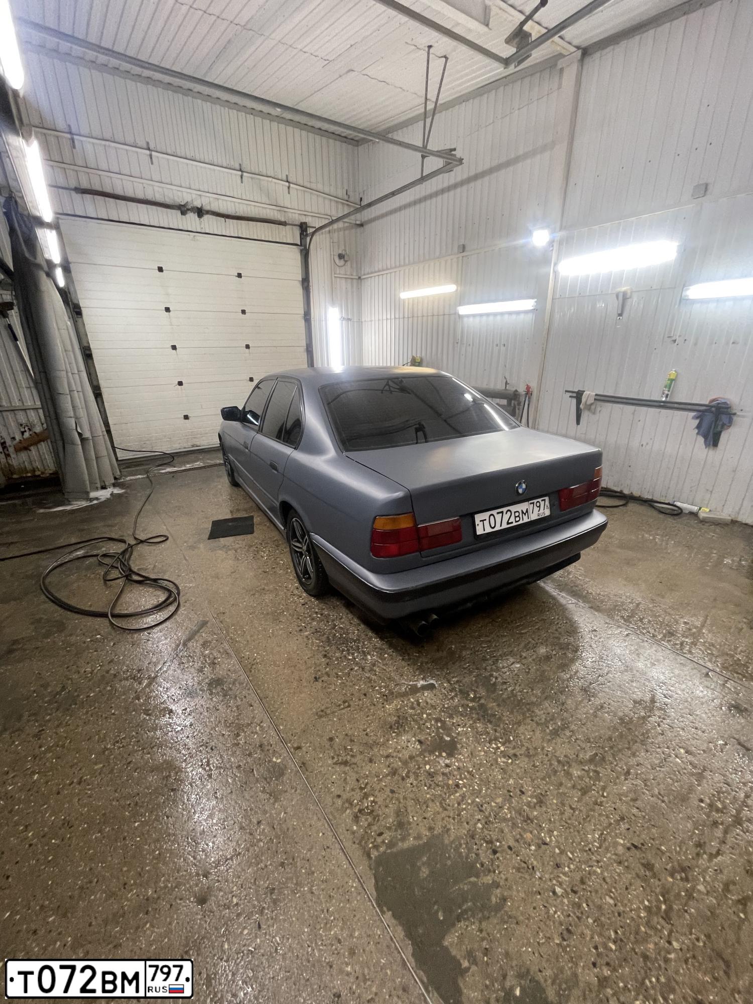Фото автомобиля BMW SERIE 5, 1990 — госномер Т072ВМ797. Цвет: СЕРЫЙ