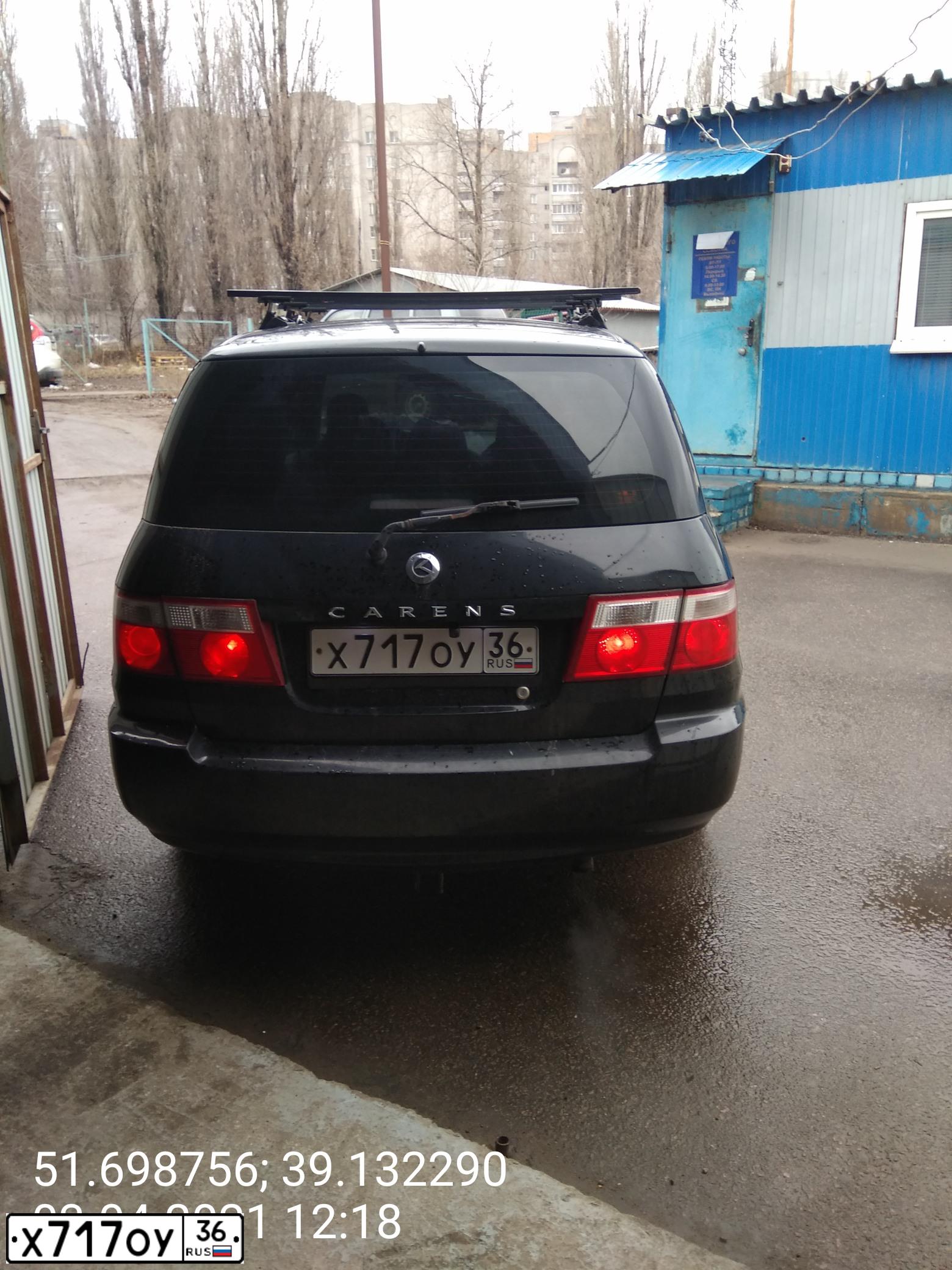 Фото автомобиля KIA CARENS, 2006 — госномер Х545КХ36. Цвет: ЧЕРНЫЙ