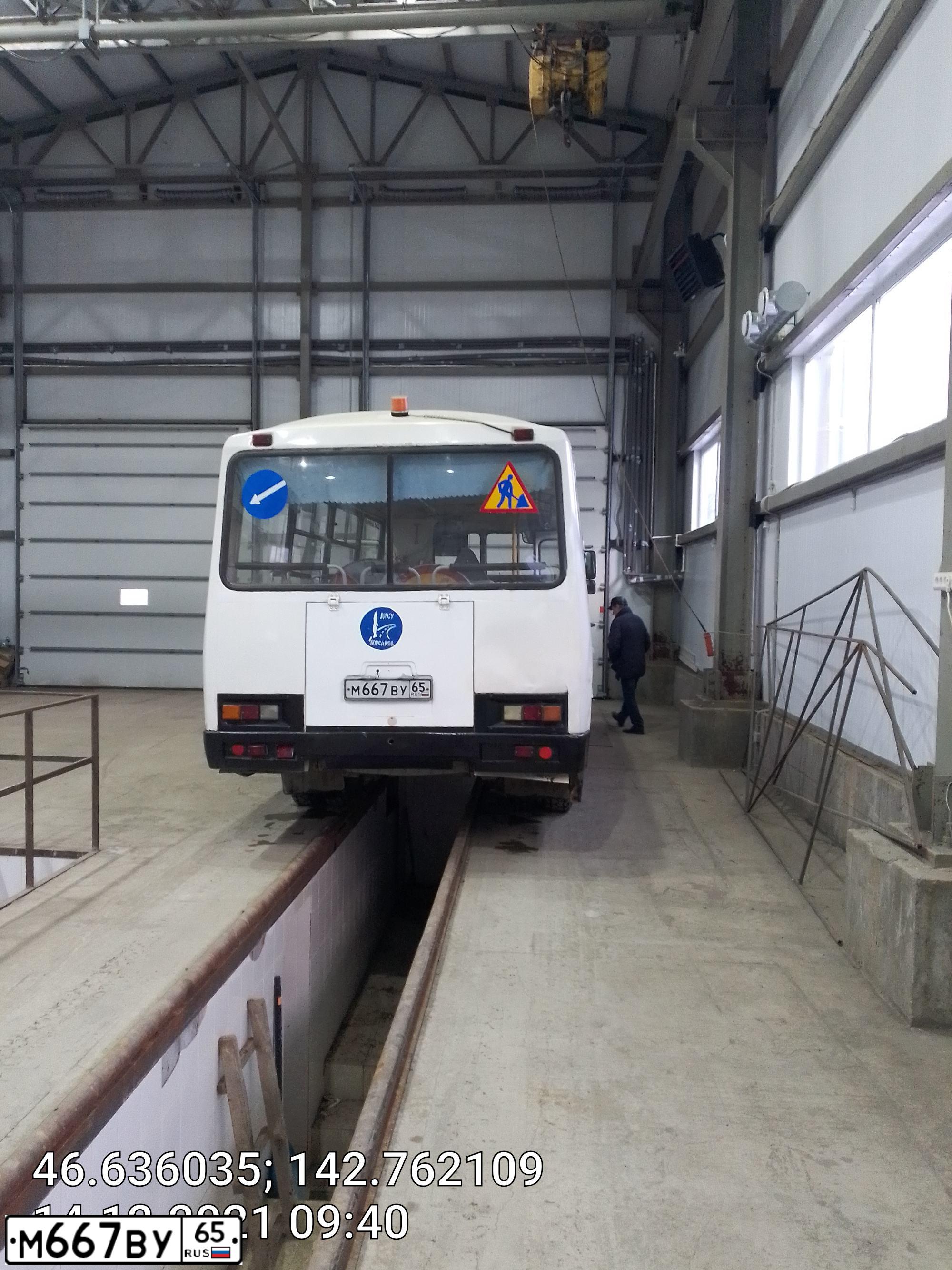 Фото автомобиля PAZ 3205, 2010 — госномер М667ВУ65. Цвет: БЕЛЫЙ