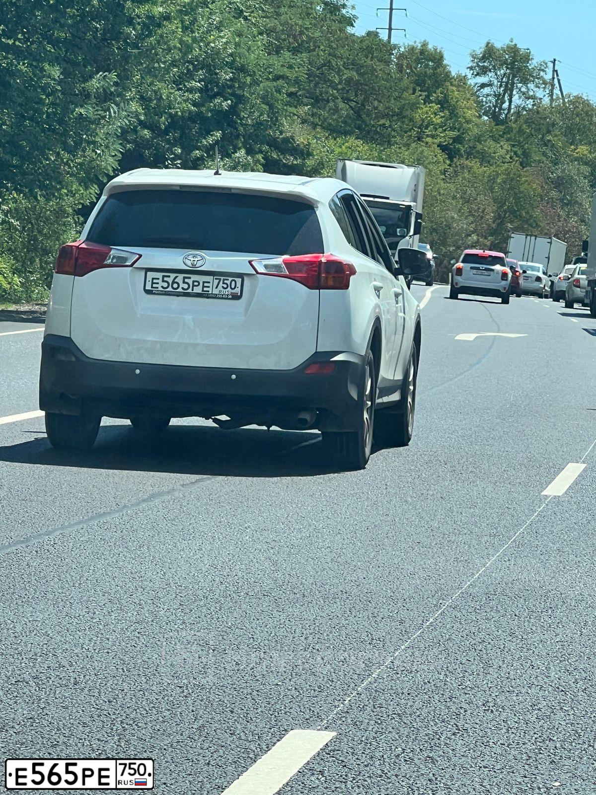Фото автомобиля TOYOTA RAV4, 2014 — госномер Е565РЕ750. Цвет: Белый