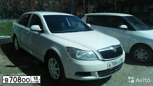 Фото автомобиля SKODA OCTAVIA, 2010 — госномер В708ОО18. Цвет: Белый