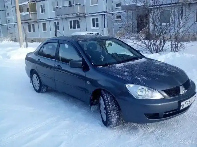Фото автомобиля MITSUBISHI LANCER, 2005 — госномер В595АО76. Цвет: Серый