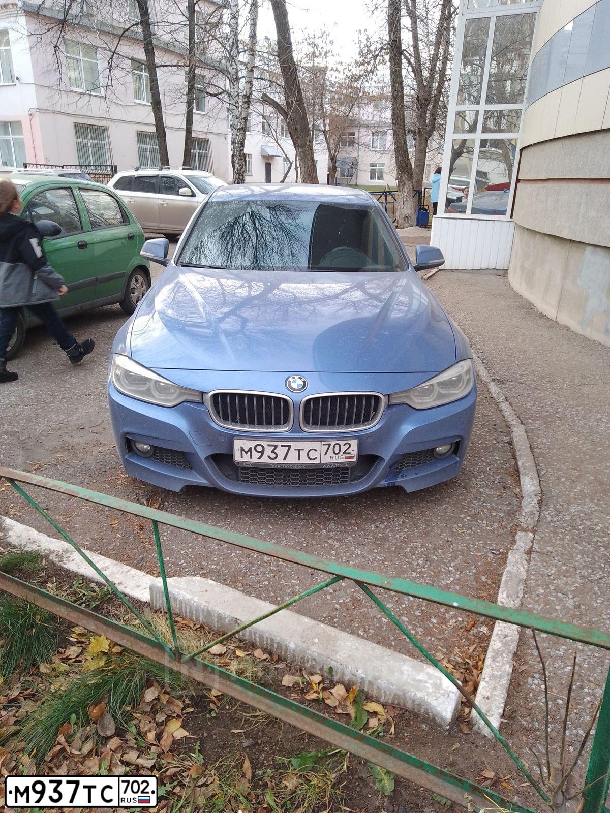 Фото автомобиля BMW SERIE 3, 2017 — госномер М937ТС702. Цвет: синий