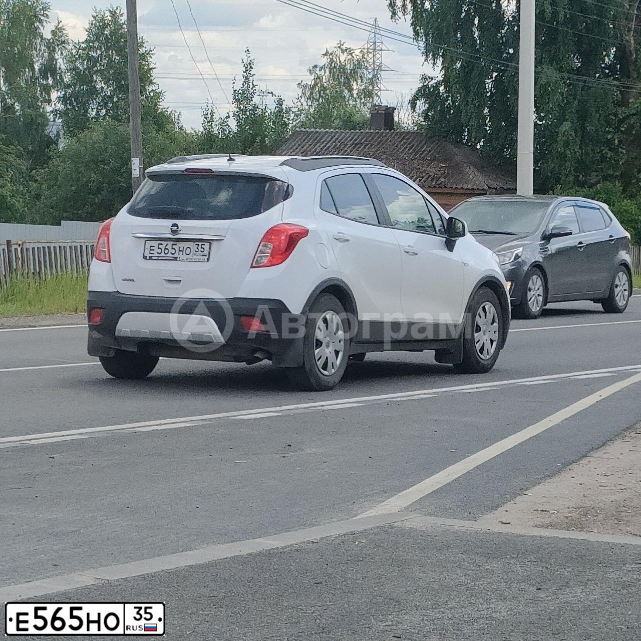 Фото автомобиля OPEL MOKKA, 2014 — госномер Е565НО35. Цвет: БЕЛЫЙ