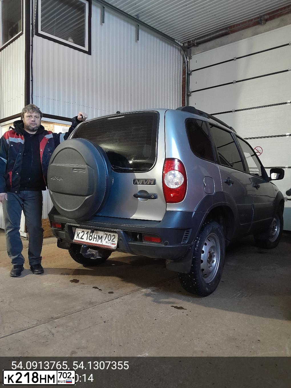 Фото автомобиля CHEVROLET NIVA, 2014 — госномер К218НМ702. Цвет: светло-серебристый металлик