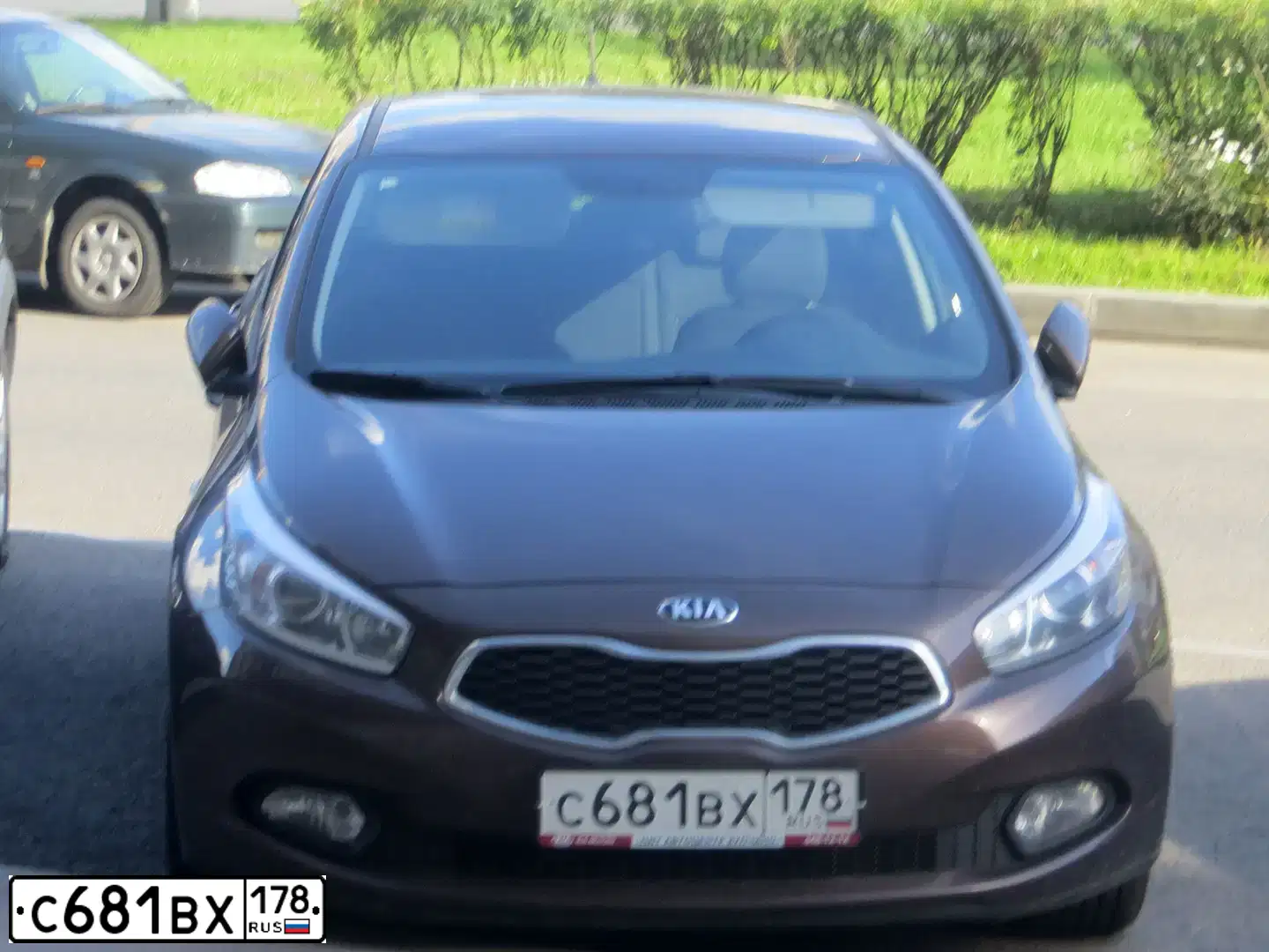 Фото автомобиля KIA CEE'D, 2014 — госномер С681ВХ178. Цвет: Коричневый