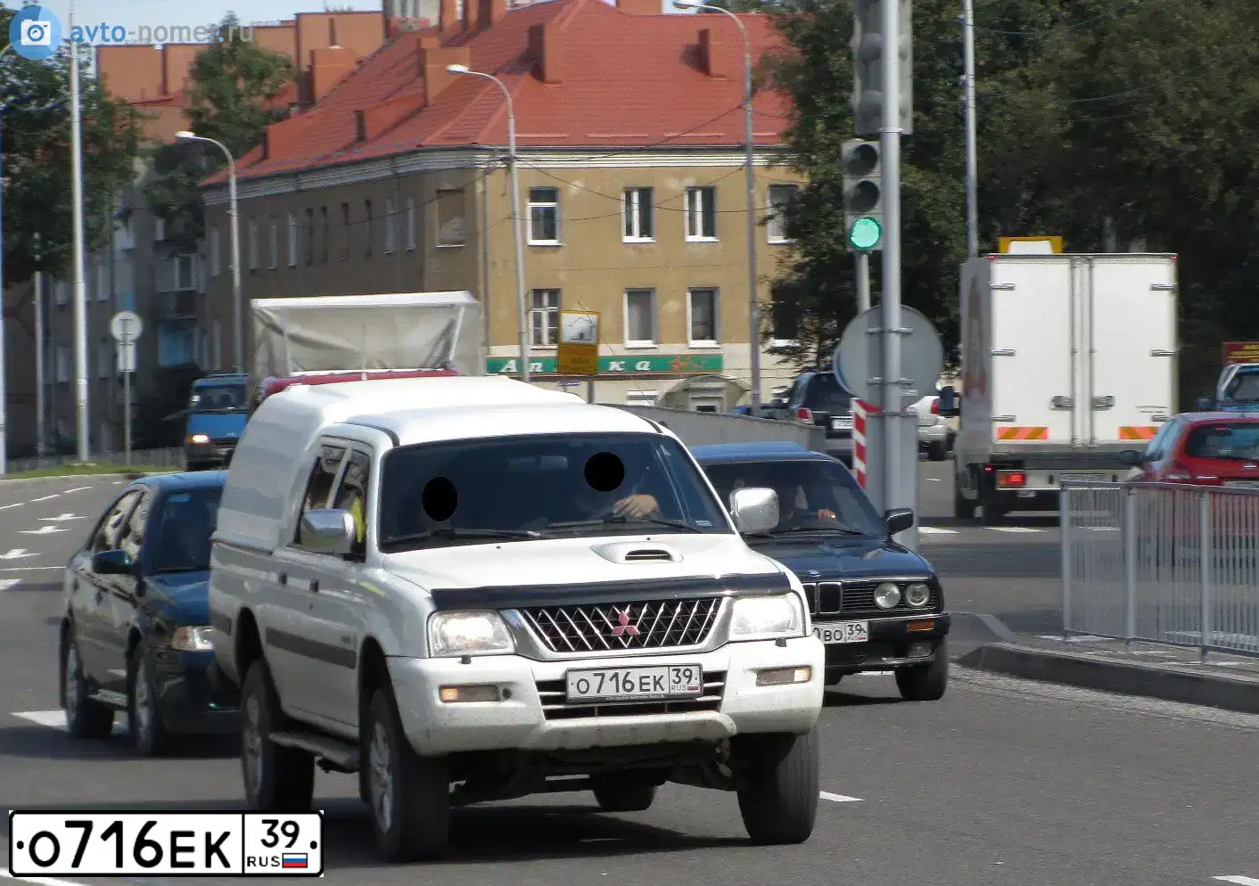 Фото автомобиля MITSUBISHI L 200, 2003 — госномер О716ЕК39. Цвет: БЕЛЫЙ