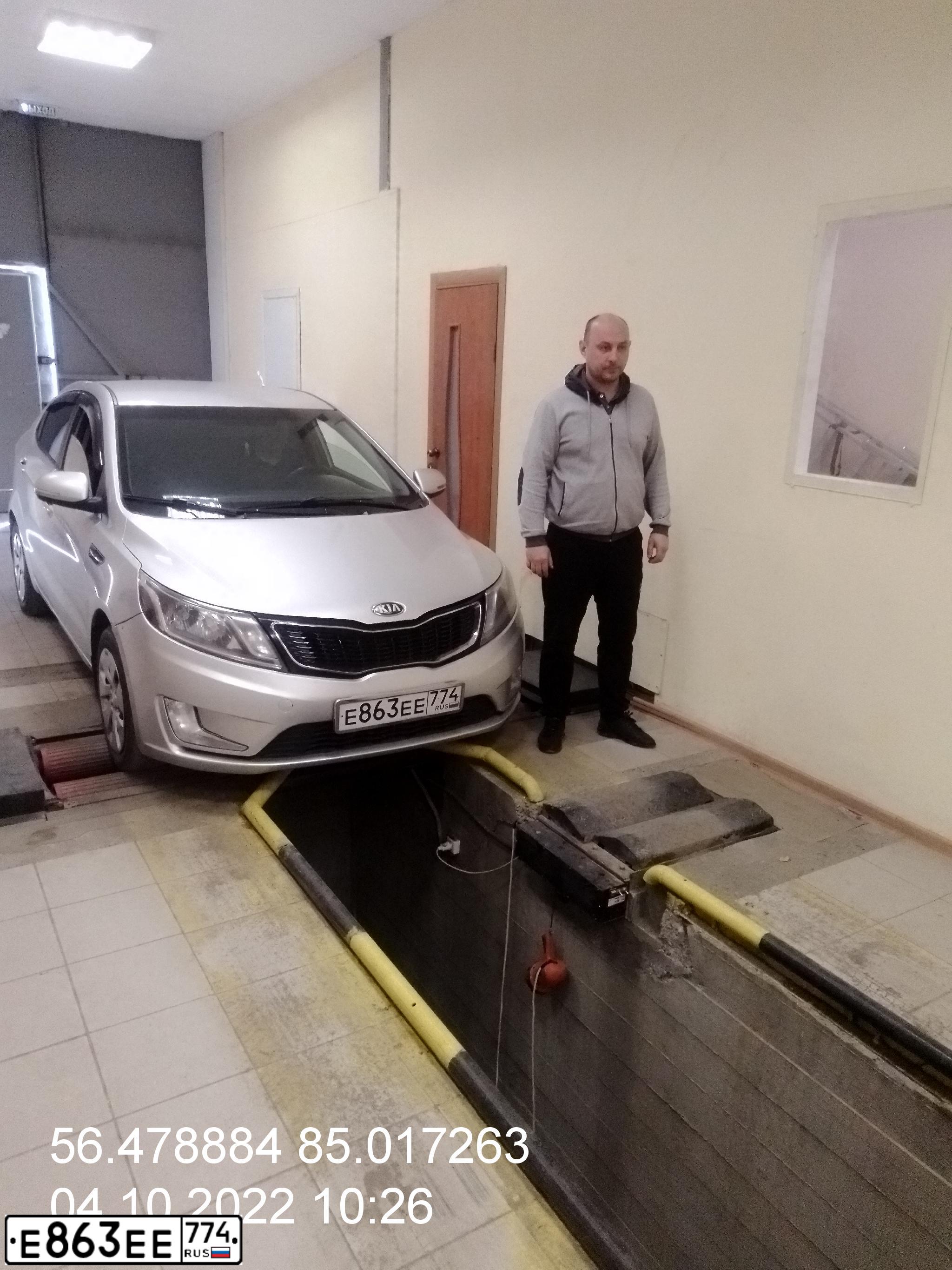 Фото автомобиля KIA RIO, 2013 — госномер Р920НМ70. Цвет: СЕРЫЙ