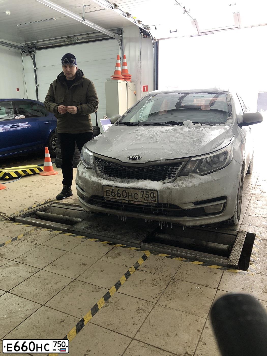 Фото автомобиля KIA RIO, 2016 — госномер Е660НС750. Цвет: Серебристый