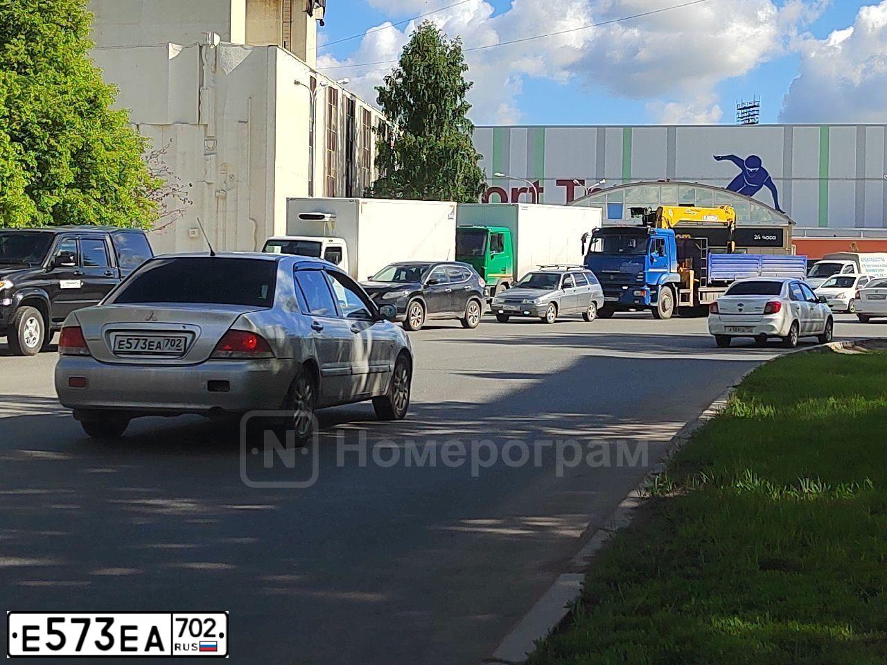 Фото автомобиля MITSUBISHI LANCER, 2005 — госномер О040ВК774. Цвет: Серебристый