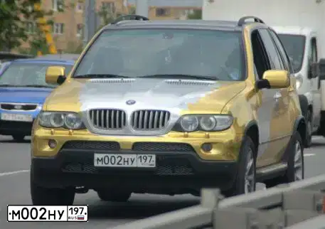 Фото автомобиля BMW X5, 2005 — госномер М002НУ197. Цвет: ЖЕЛТЫЙ