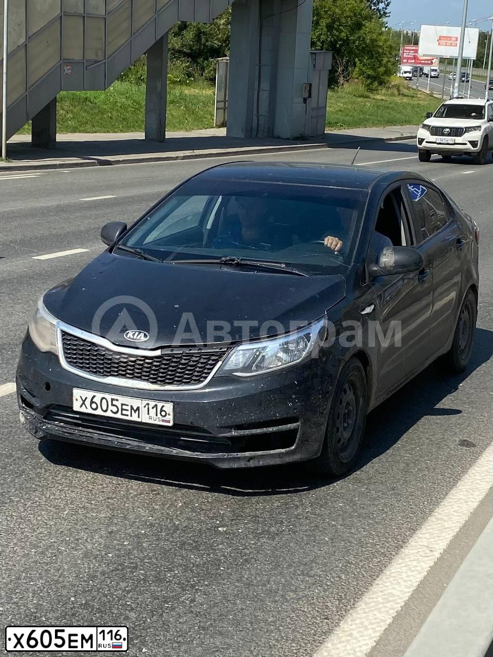 Фото автомобиля KIA RIO, 2015 — госномер Х605ЕМ116. Цвет: ЧЕРНЫЙ
