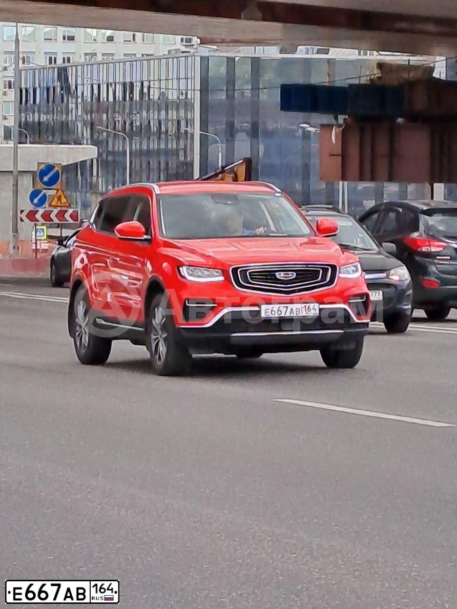 Фото автомобиля GEELY ATLAS PRO, 2021 — госномер Е667АВ164. Цвет: БЕЛЫЙ-ЖЕЛТЫЙ-СЕРЫЙ