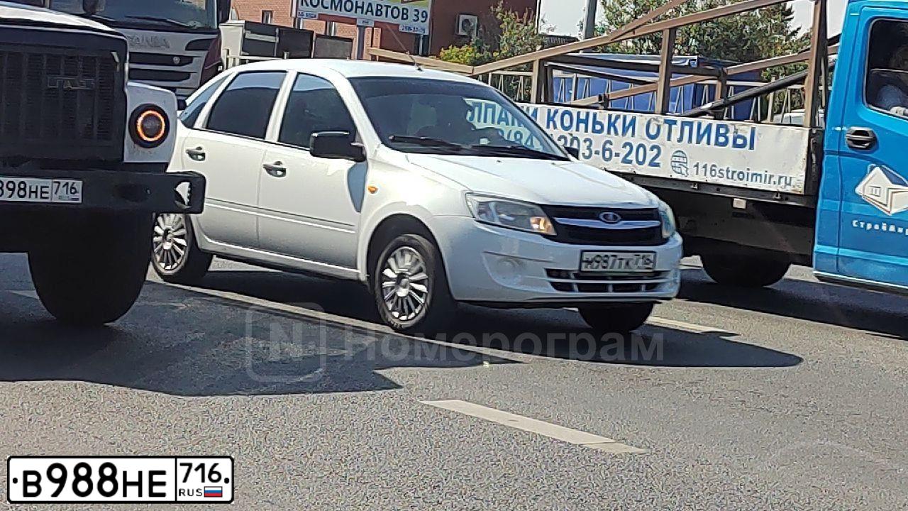 Фото автомобиля LADA 2190 GRANTA, 2019 — госномер В988НЕ716. Цвет: серебристо-темно-серый