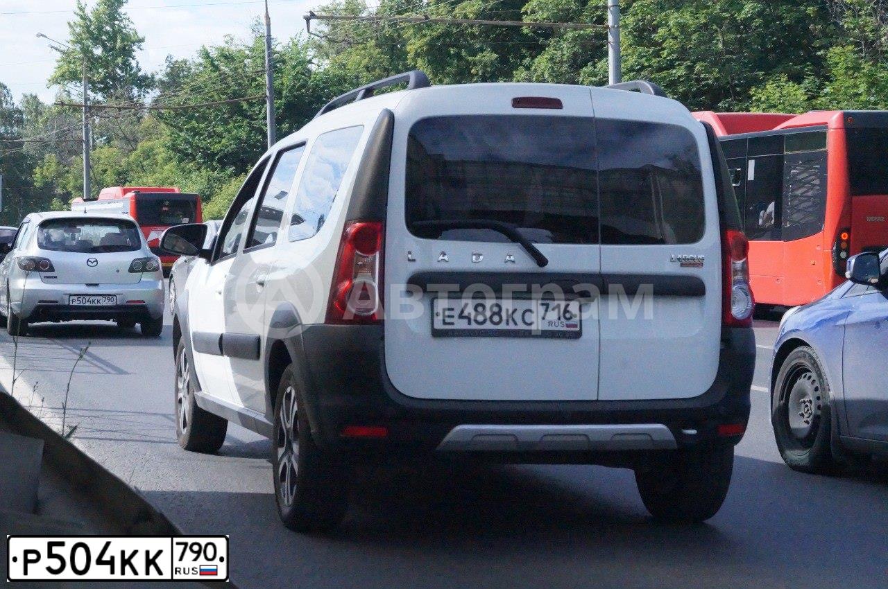 Фото автомобиля MAZDA 3, 2005 — госномер С427УО716. Цвет: Серебристый