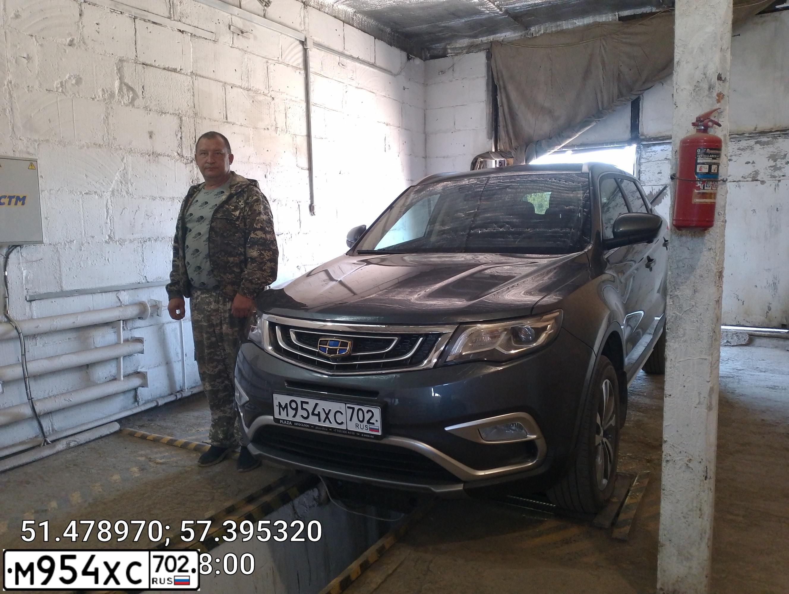 Фото автомобиля GEELY ATLAS, 2021 — госномер Е272КВ156. Цвет: СЕРЫЙ