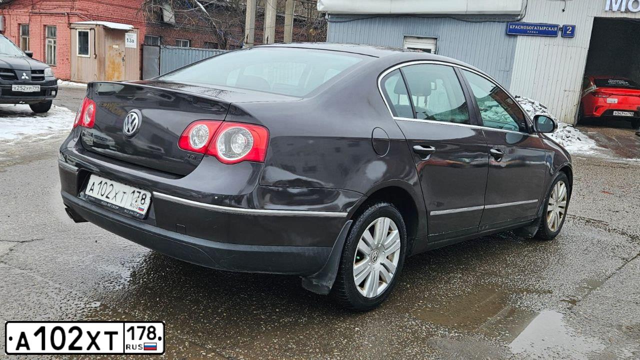 Фото автомобиля VOLKSWAGEN PASSAT, 2010 — госномер А102ХТ178. Цвет: КОРИЧНЕВЫЙ