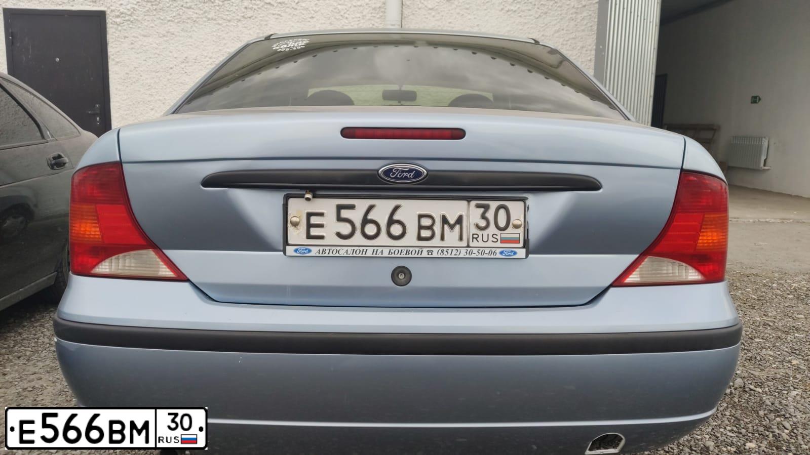 Фото автомобиля FORD FOCUS, 2004 — госномер Е566ВМ30. Цвет: СВЕТЛО-СЕРО-ГОЛУБОЙ
