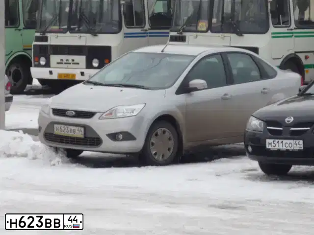 Фото автомобиля FORD FOCUS, 2008 — госномер Н623ВВ44. Цвет: серебристый