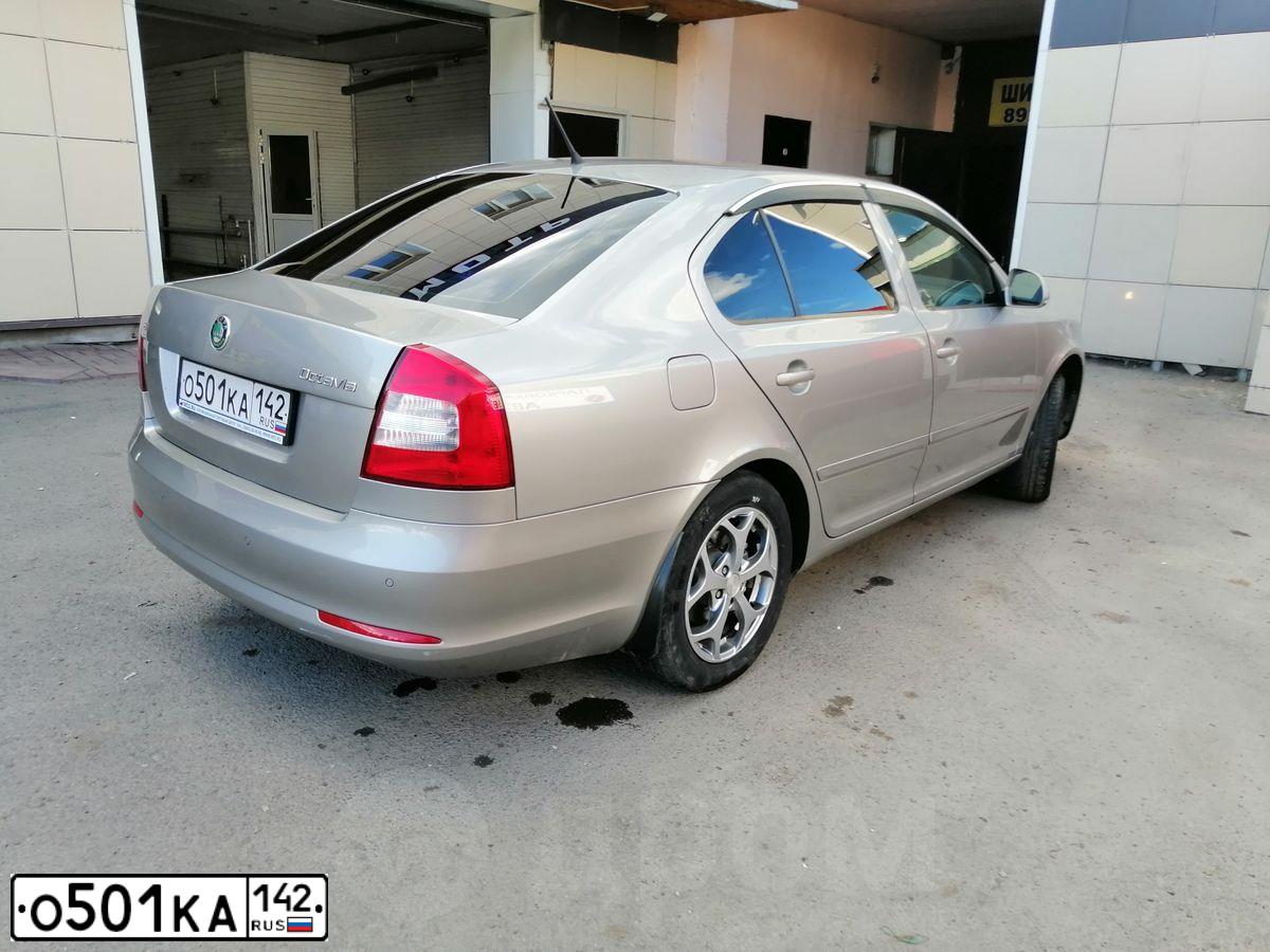 Фото автомобиля SKODA OCTAVIA, 2012 — госномер В338АС122. Цвет: СЕРЫЙ