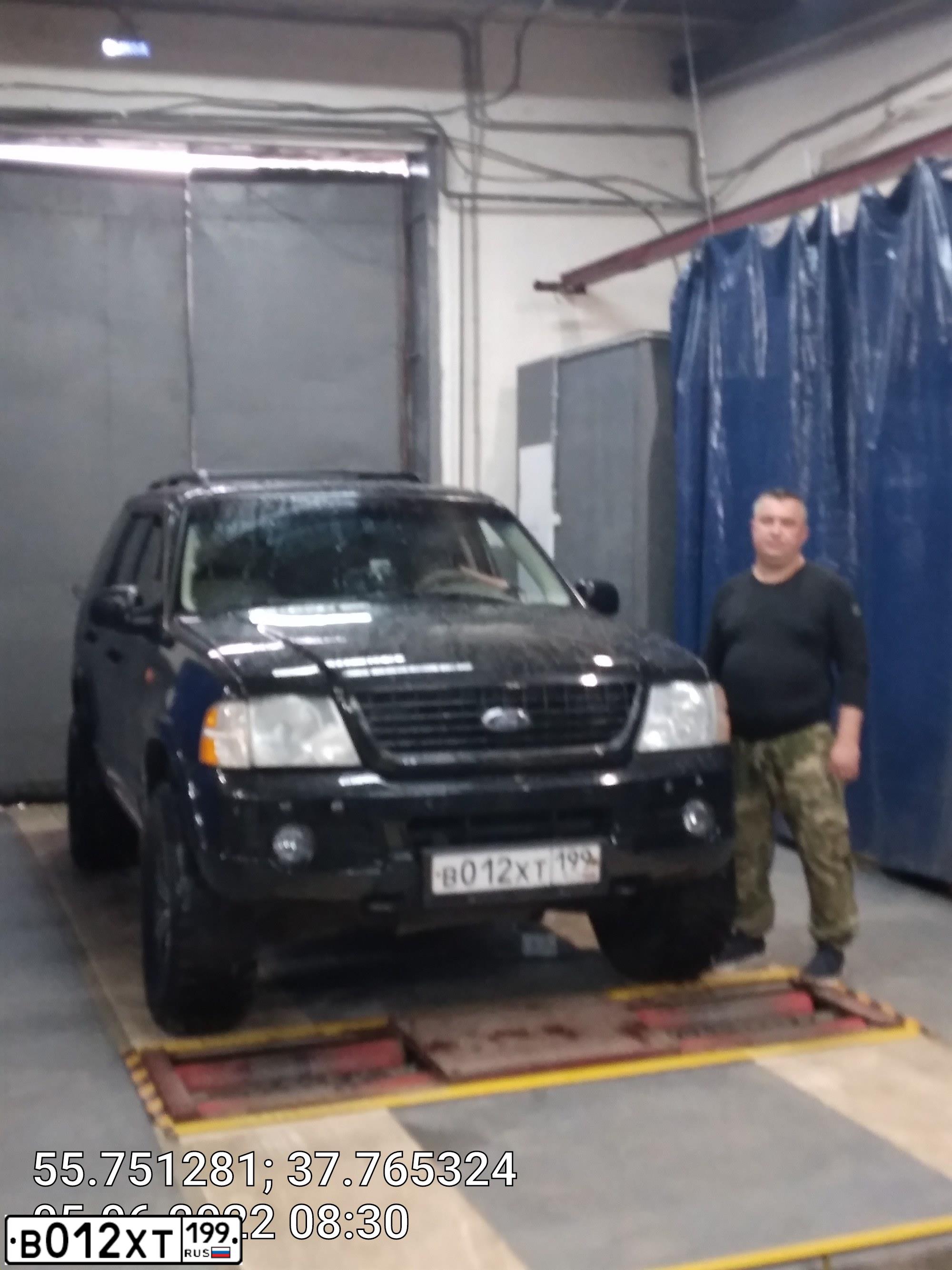 Фото автомобиля FORD EXPLORER, 2002 — госномер Р300КА136. Цвет: ЧЕРНЫЙ